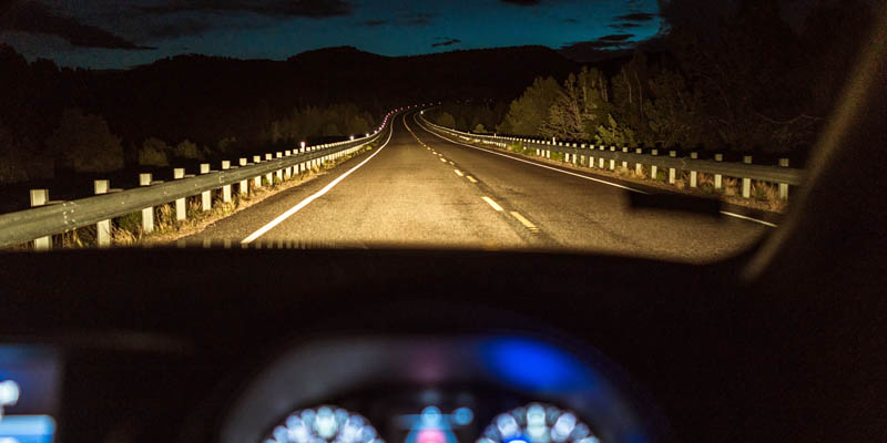 چطور خطرات رانندگی در شب را کاهش دهیم