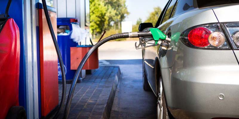 رانندگی با چراغ روشن بنزین چه آسیب‌هایی به خودرو می‌زند؟